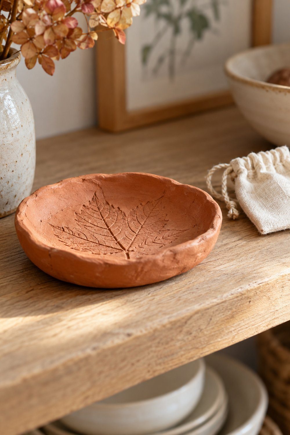 Bricolages d’automne avec des matériaux naturels Petite coupelle en argile terracotta marquée de nervures végétales et aux bords irréguliers