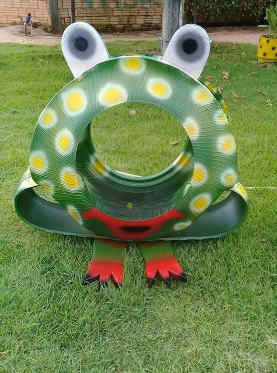decoration de jardin avec des grenouilles en pneus 1