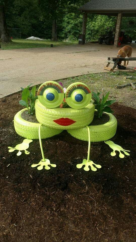 decoration de jardin avec des grenouilles en pneus 2
