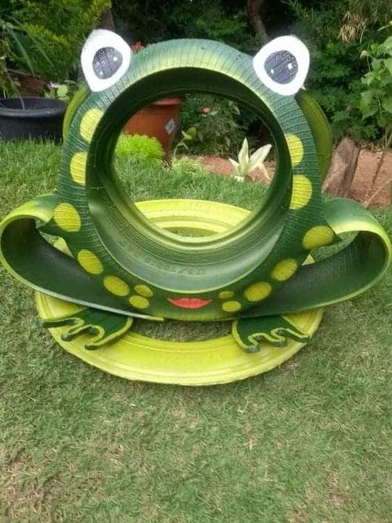 decoration de jardin avec des grenouilles en pneus 3