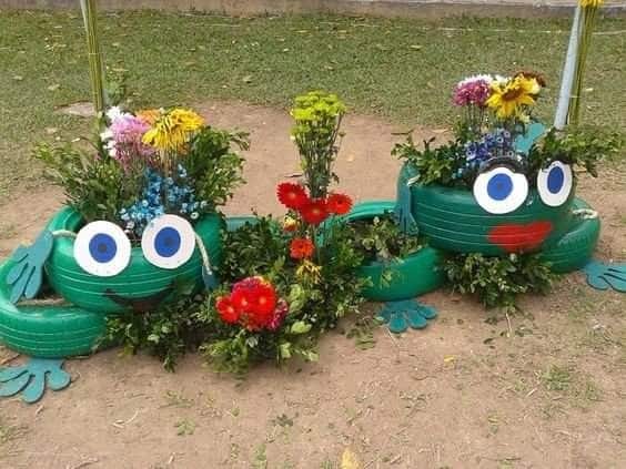 decoration de jardin avec des grenouilles en pneus 5