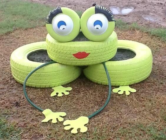 decoration de jardin avec des grenouilles en pneus 6