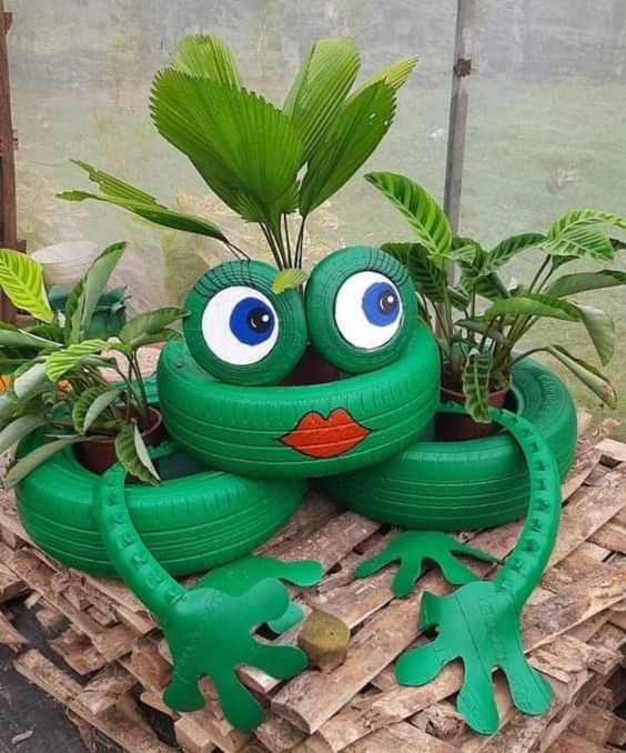 decoration de jardin avec des grenouilles en pneus