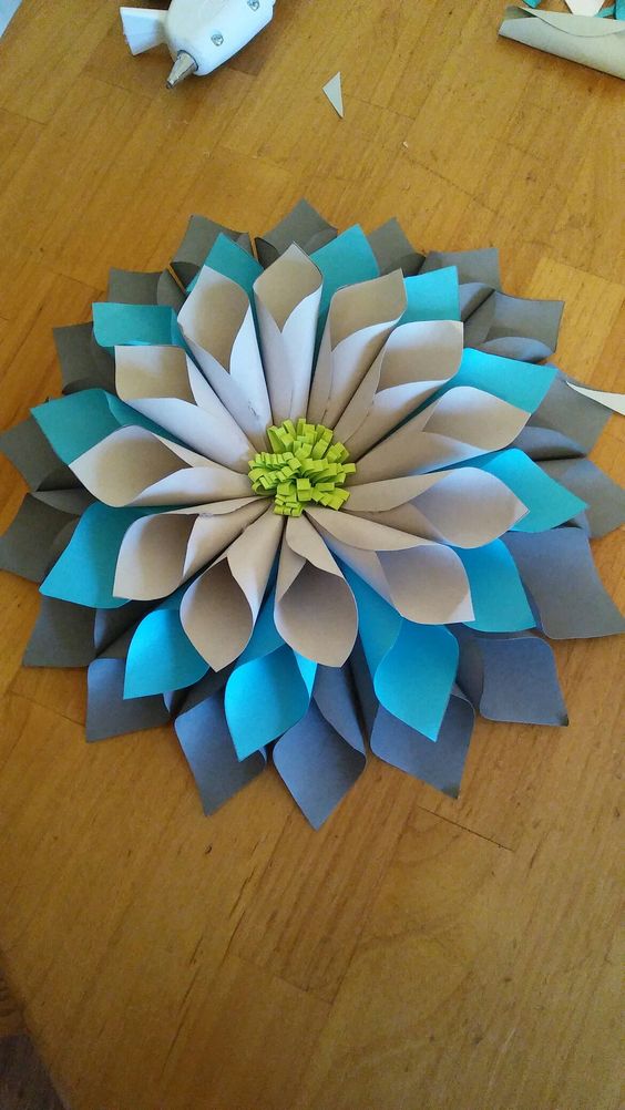 fleurs faites avec des cones en papier 11