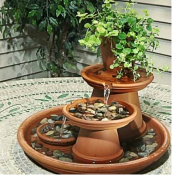 fontaine avec vase en terre cuite